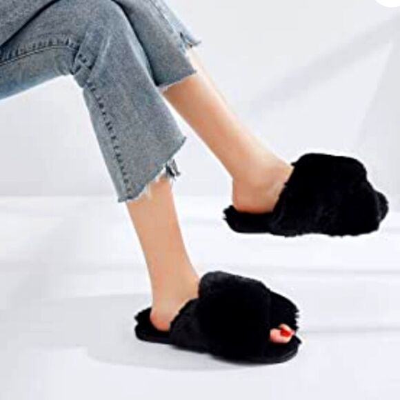 FamiPort Fuzzy Fur Cross-Band Cushioned Non-Slip indoor/outdoor slippers - Picture 1 of 14